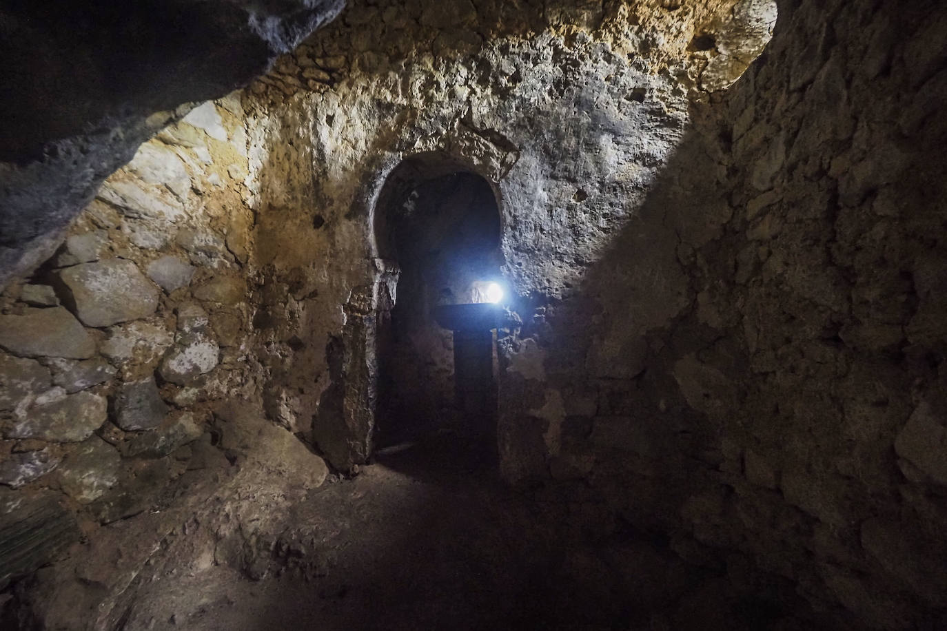 San Juan de Socueva es una antigua ermita rupestre situada al sur del municipio de Arredondo y se considera como la construcción religiosa más antigua de Cantabria. La capilla sigue manteniendo su función religiosa y está profundamente arraigada en la comunidad, que hasta hace poco todavía celebraba el culto a San Juan Bautista.