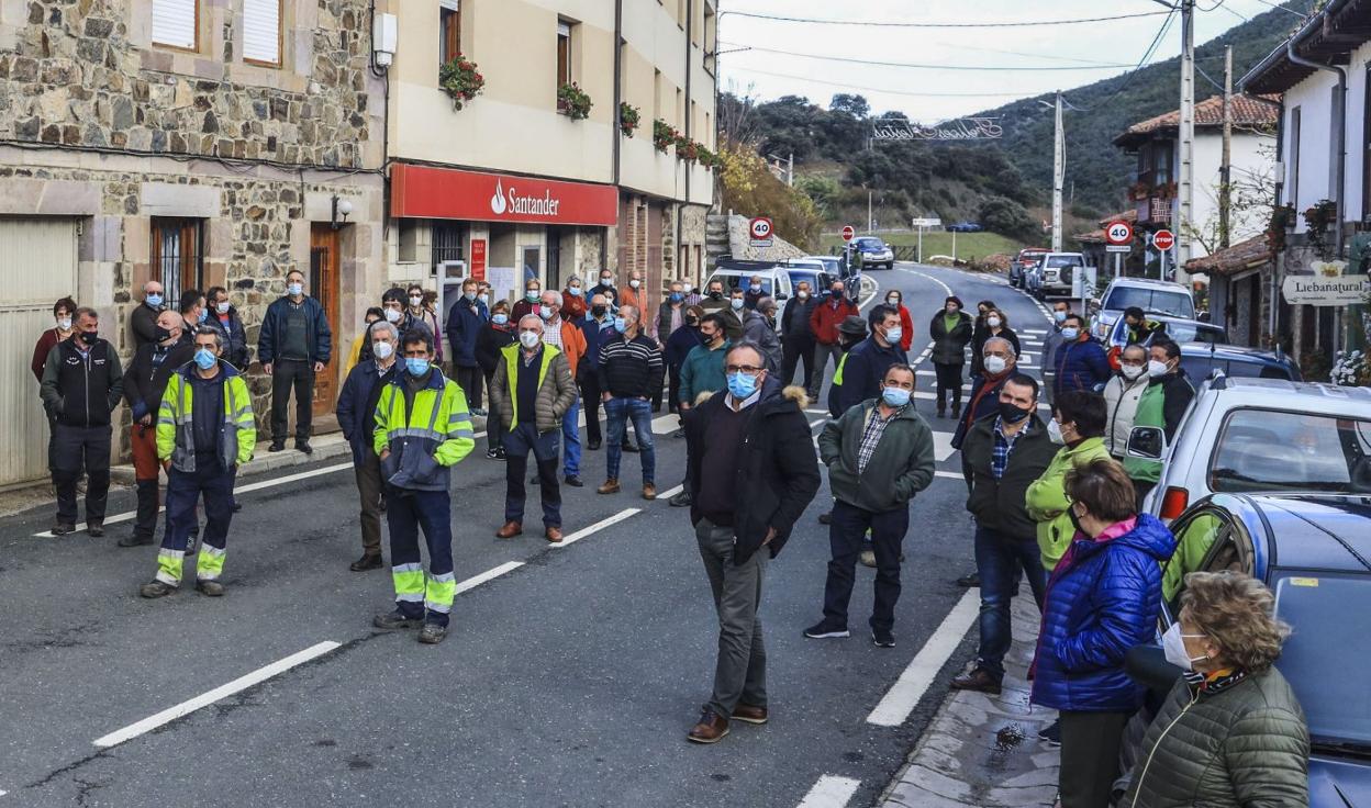 Un centenar de vecinos del municipio se congregaron ayer ante la oficina de la sucursal bancaria en La Vega..