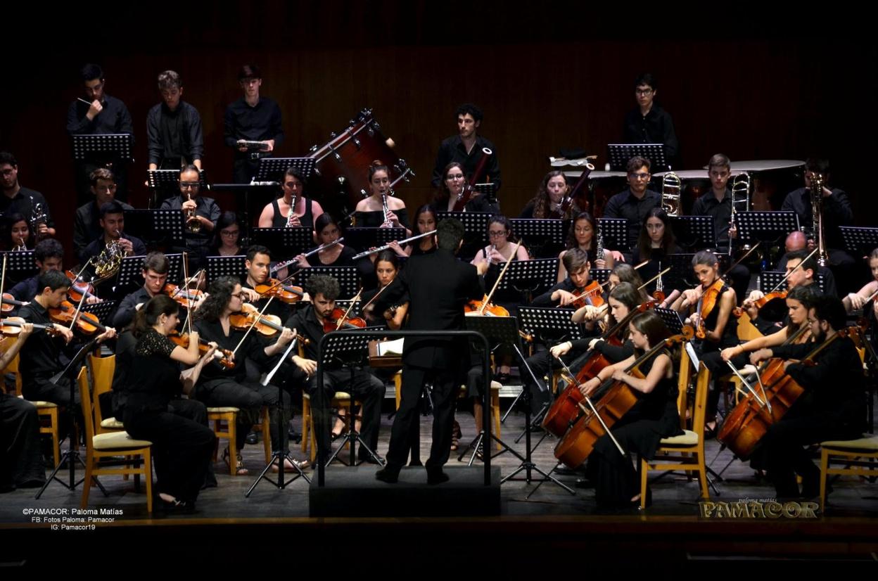 La orquesta, compuesta por jóvenes músicos de la región, durante uno de sus conciertos. paloma matías