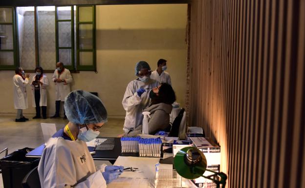 Sanitarios realizan test de antígenos . 