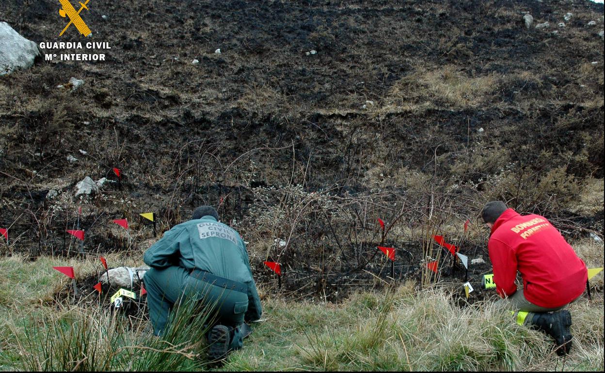 Investigación de uno de los incendios.