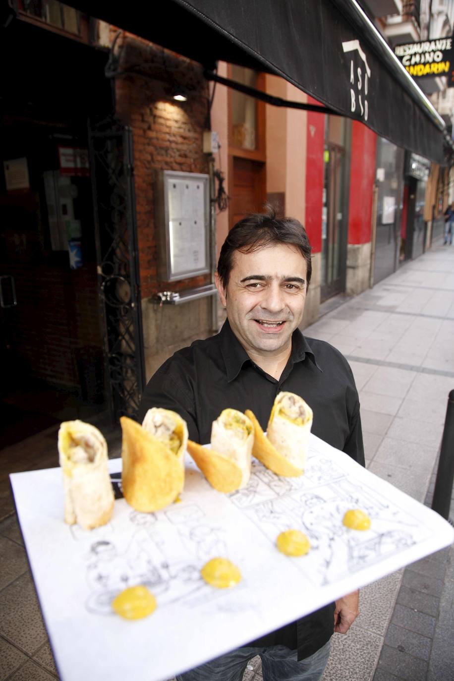 En 2013, Basurto muestra uno de sus pinchos premiados en el certamen regional.