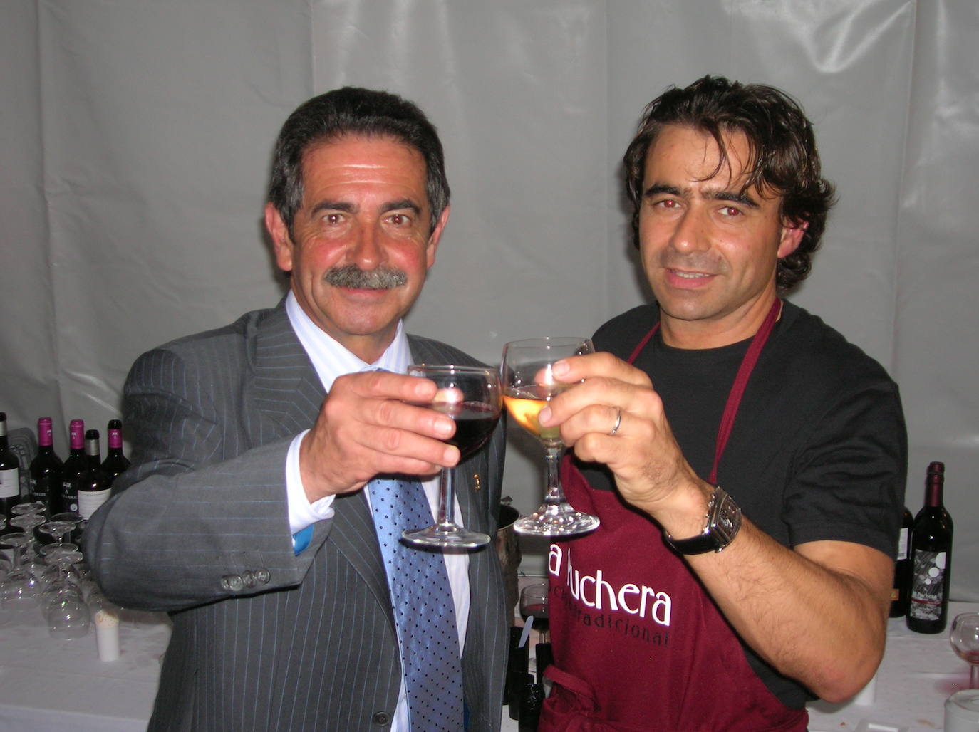 En julio de 2005, junto a Miguel Ángel Revilla, en la inauguración de La Puchera.