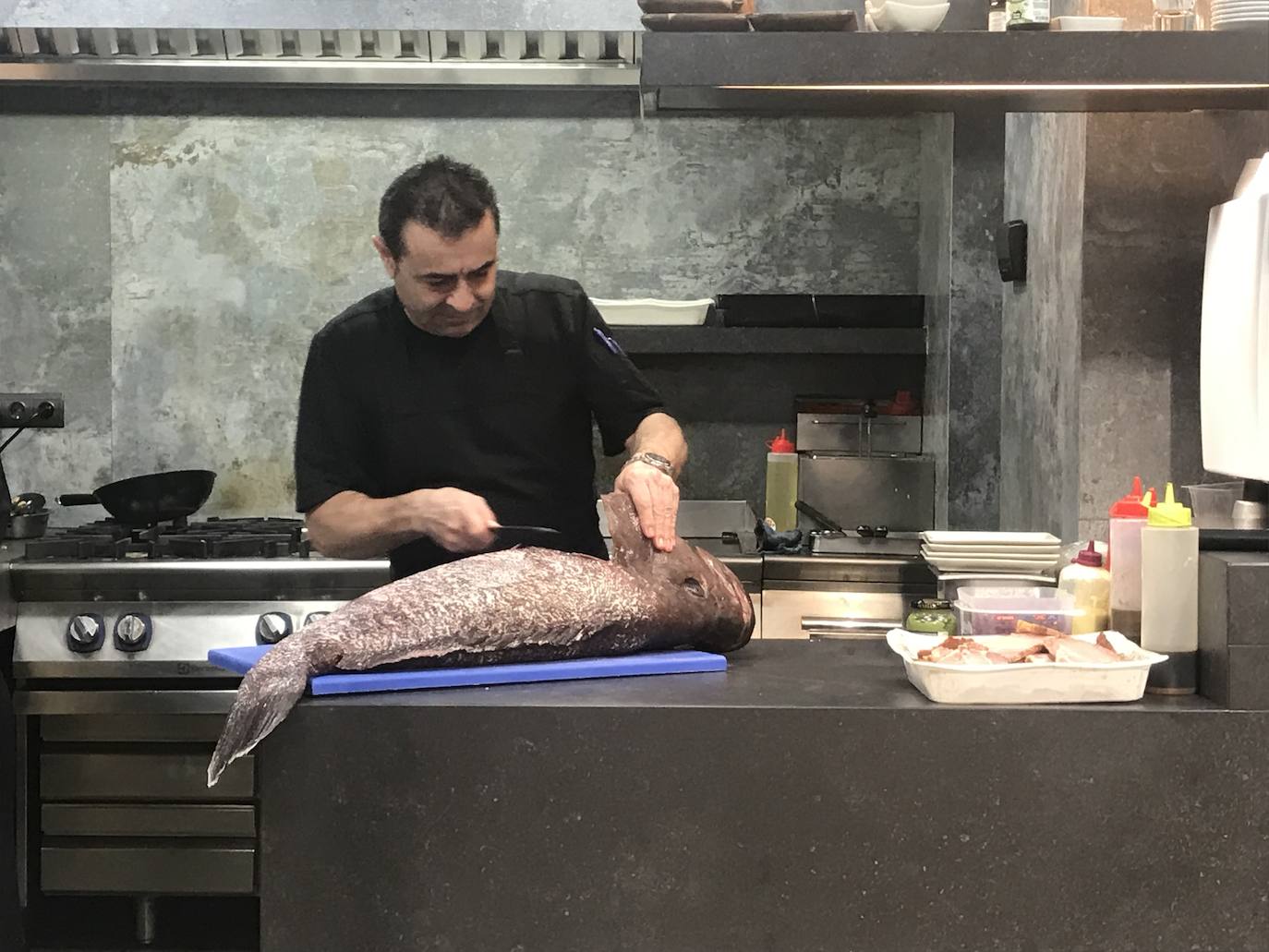 Basurto limpiando un pescado en Asubio Gastro en noviembre de 2018.