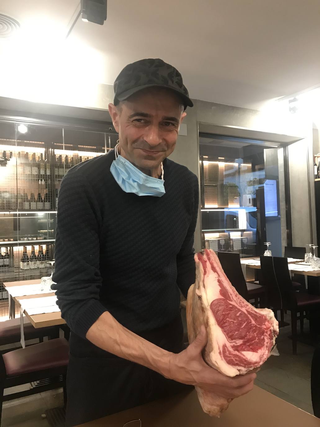 En junio de 2020, Basurto muestra un chuletero de carne madurada de raza tudanca.