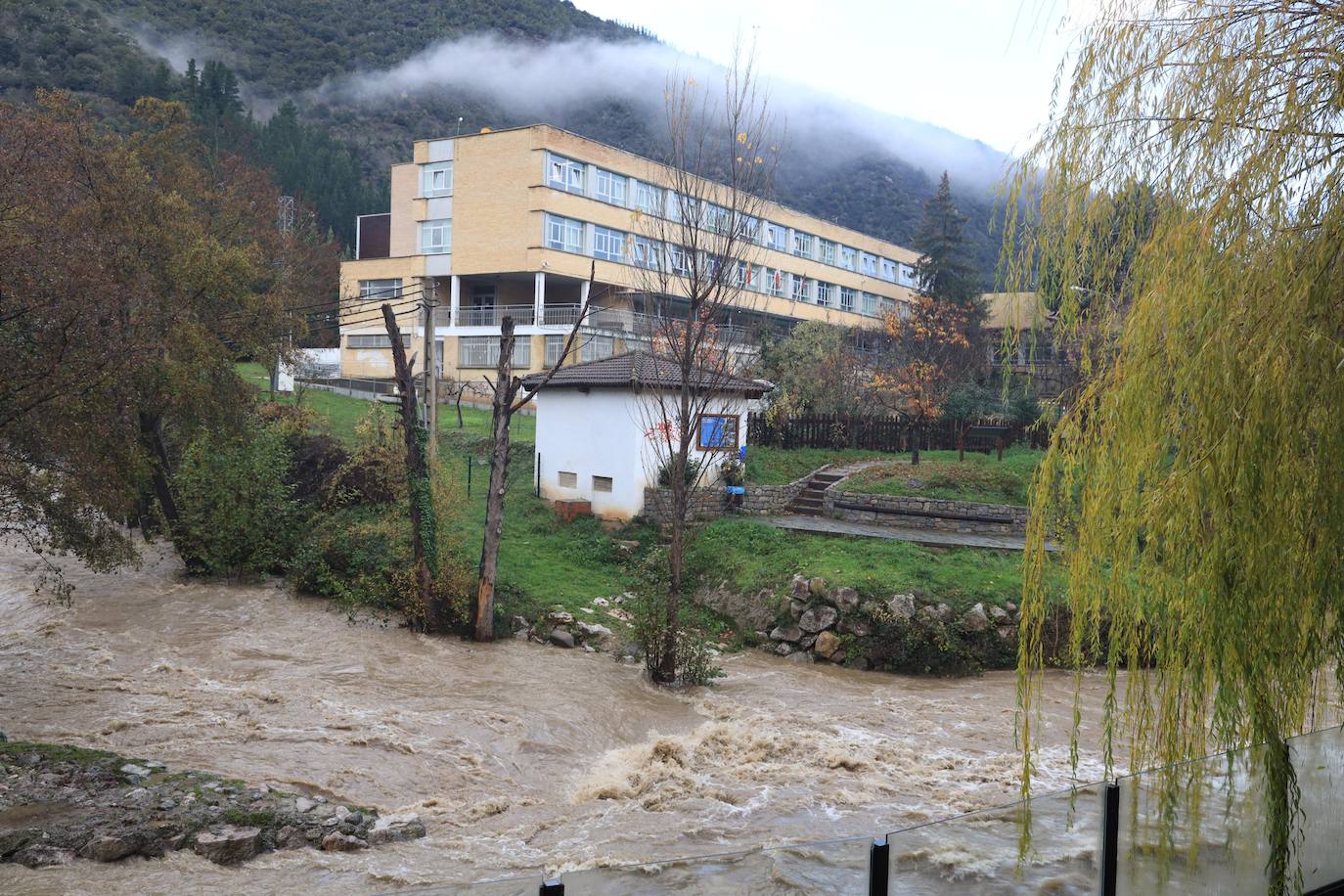 Fotos: Los ríos Deva y Quiviesa inundan fincas y paseos fluviales en Potes