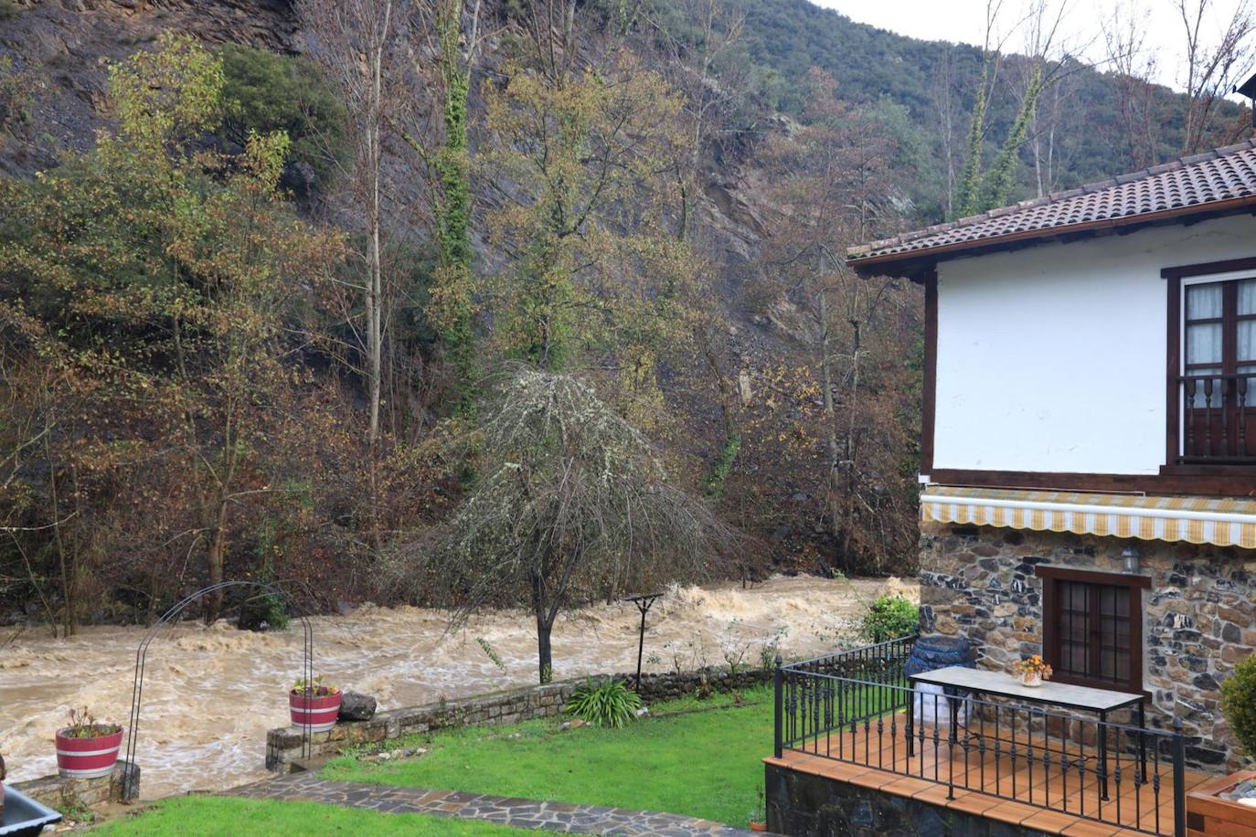 Fotos: Los ríos Deva y Quiviesa inundan fincas y paseos fluviales en Potes