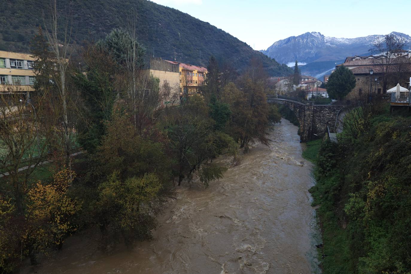 Fotos: Los ríos Deva y Quiviesa inundan fincas y paseos fluviales en Potes