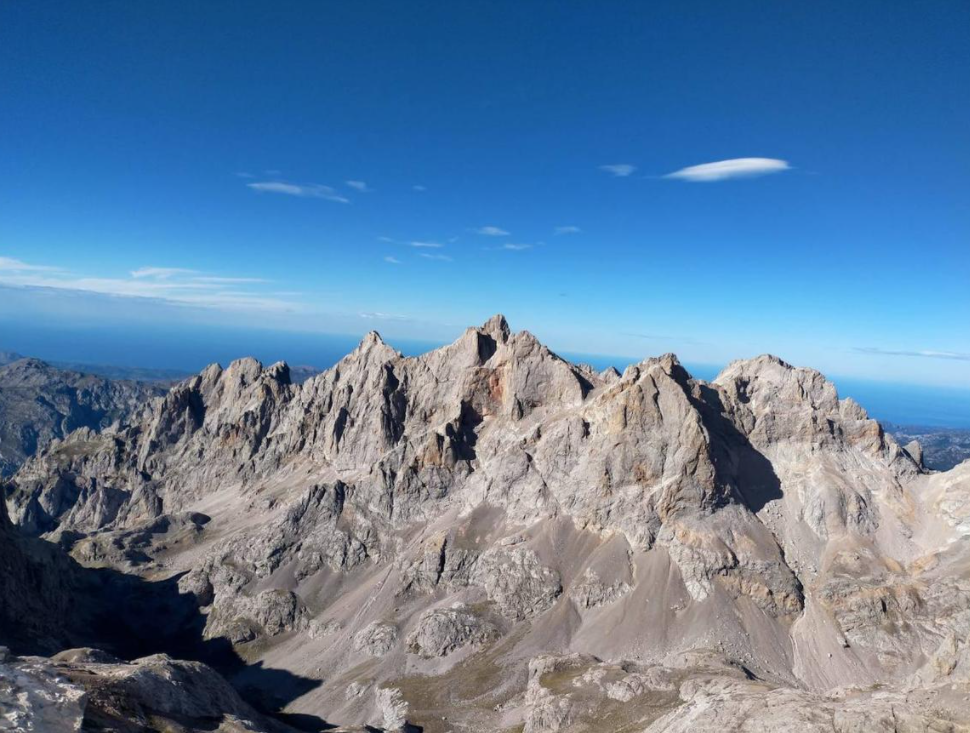 Torrecerredo es con sus 2.650 metros de altitud, una de las montañas con mayor altitud de Asturias, también de la provincia de León y de los Picos de Europa. Se encuentra ubicada en el Macizo Central de los Picos de Europa y justo en la línea divisoria de las provincias de Asturias y León. Desde su cima nos espera uno de los paisajes más privilegiados con las magníficas vistas al macizo Occidental y de las canales que vierten sobre la garganta del Cares. Las dos rutas de aproximación más usadas son desde los cercanos refugios de Jou de los Cabrones y de la Vega de Urriellu.