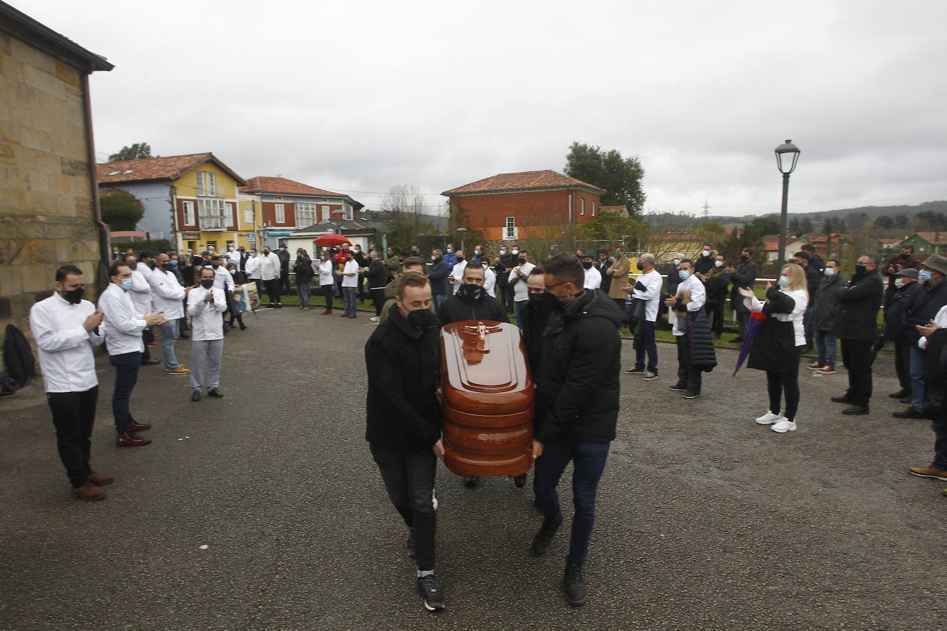 Amigos, compañeros de profesión, familiares y empresarios de hostelería han acudido al funeral en memoria del cocinero cántabro Nacho Basurto, fallecido a los 53 años de edad. La despedida, celebrada en la iglesia de Polanco, se ha convertido en todo un homenaje al inolvidable chef, que ya forma parte de la historia de la Gastronomía de Cantabria.