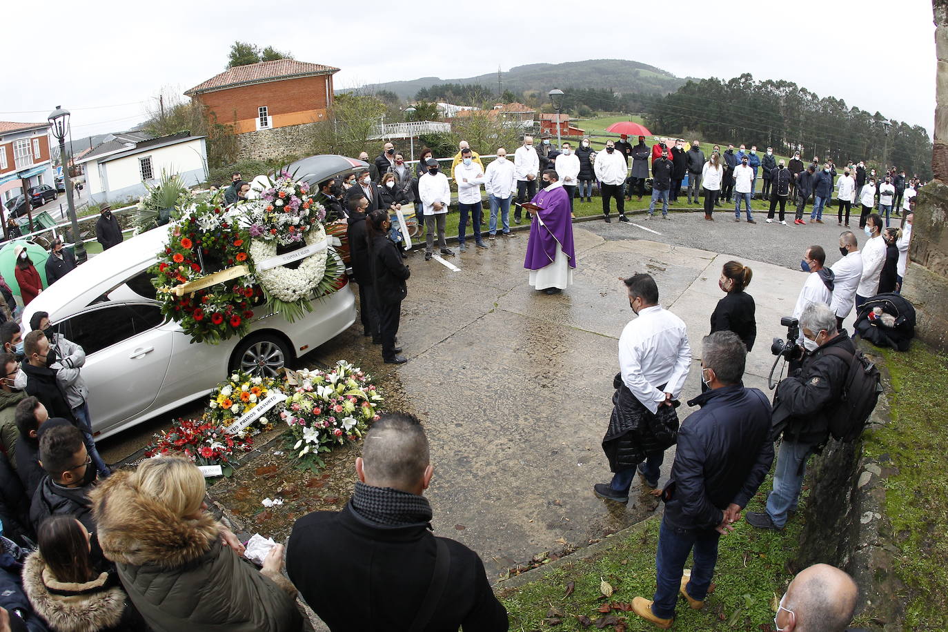 Amigos, compañeros de profesión, familiares y empresarios de hostelería han acudido al funeral en memoria del cocinero cántabro Nacho Basurto, fallecido a los 53 años de edad. La despedida, celebrada en la iglesia de Polanco, se ha convertido en todo un homenaje al inolvidable chef, que ya forma parte de la historia de la Gastronomía de Cantabria.