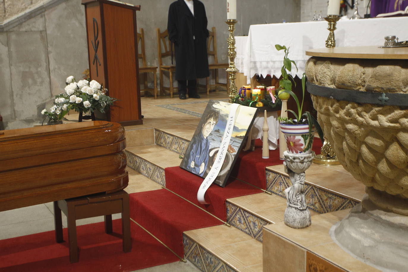 Amigos, compañeros de profesión, familiares y empresarios de hostelería han acudido al funeral en memoria del cocinero cántabro Nacho Basurto, fallecido a los 53 años de edad. La despedida, celebrada en la iglesia de Polanco, se ha convertido en todo un homenaje al inolvidable chef, que ya forma parte de la historia de la Gastronomía de Cantabria.