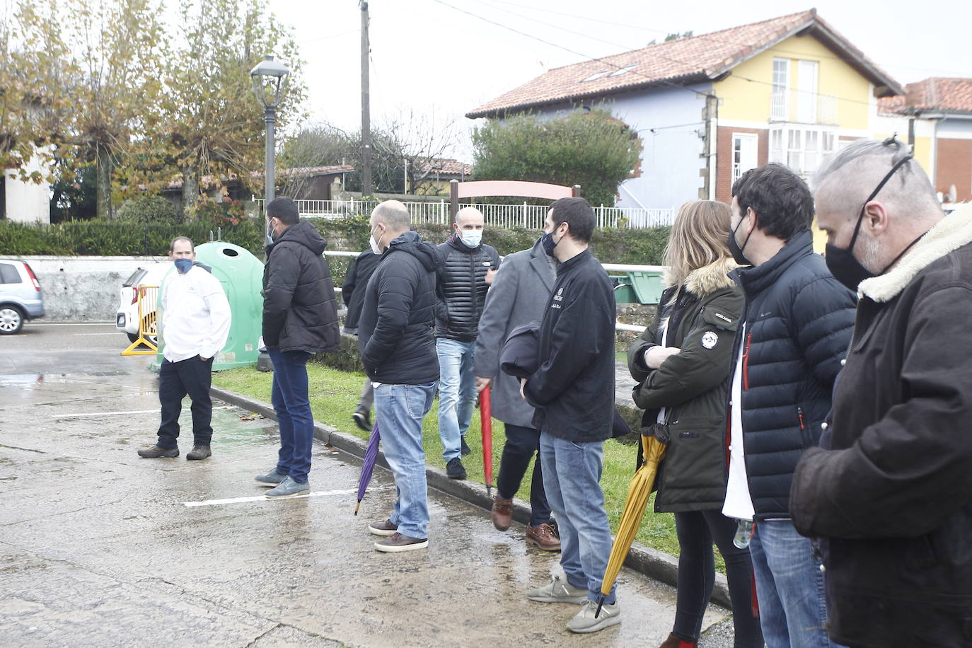 Amigos, compañeros de profesión, familiares y empresarios de hostelería han acudido al funeral en memoria del cocinero cántabro Nacho Basurto, fallecido a los 53 años de edad. La despedida, celebrada en la iglesia de Polanco, se ha convertido en todo un homenaje al inolvidable chef, que ya forma parte de la historia de la Gastronomía de Cantabria.