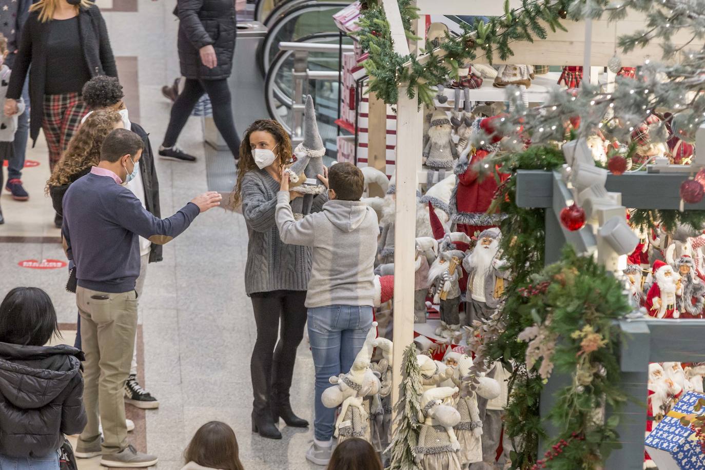 Los centros comerciales Valle Real y El Corte Inglés han registrado este sábado una importante afluencia de público, en el primer fin de semana tras la apertura a la movilidad entre municipios y con la urgencia de muchos de ultimar las compras navideñas. Se han llegado a ver colas a las puertas de algunos establecimientos.