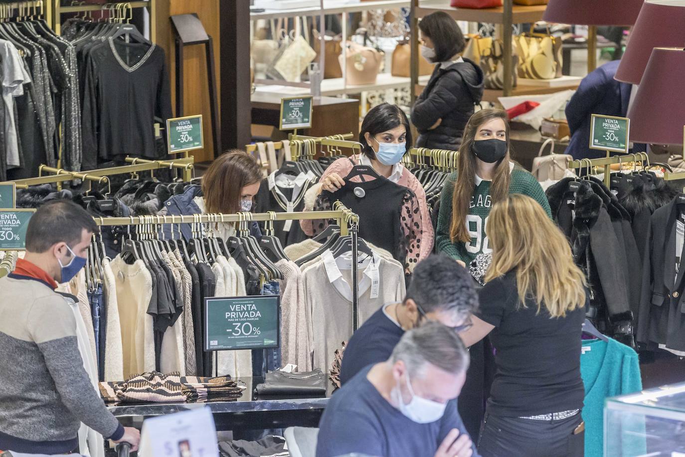 Los centros comerciales Valle Real y El Corte Inglés han registrado este sábado una importante afluencia de público, en el primer fin de semana tras la apertura a la movilidad entre municipios y con la urgencia de muchos de ultimar las compras navideñas. Se han llegado a ver colas a las puertas de algunos establecimientos.