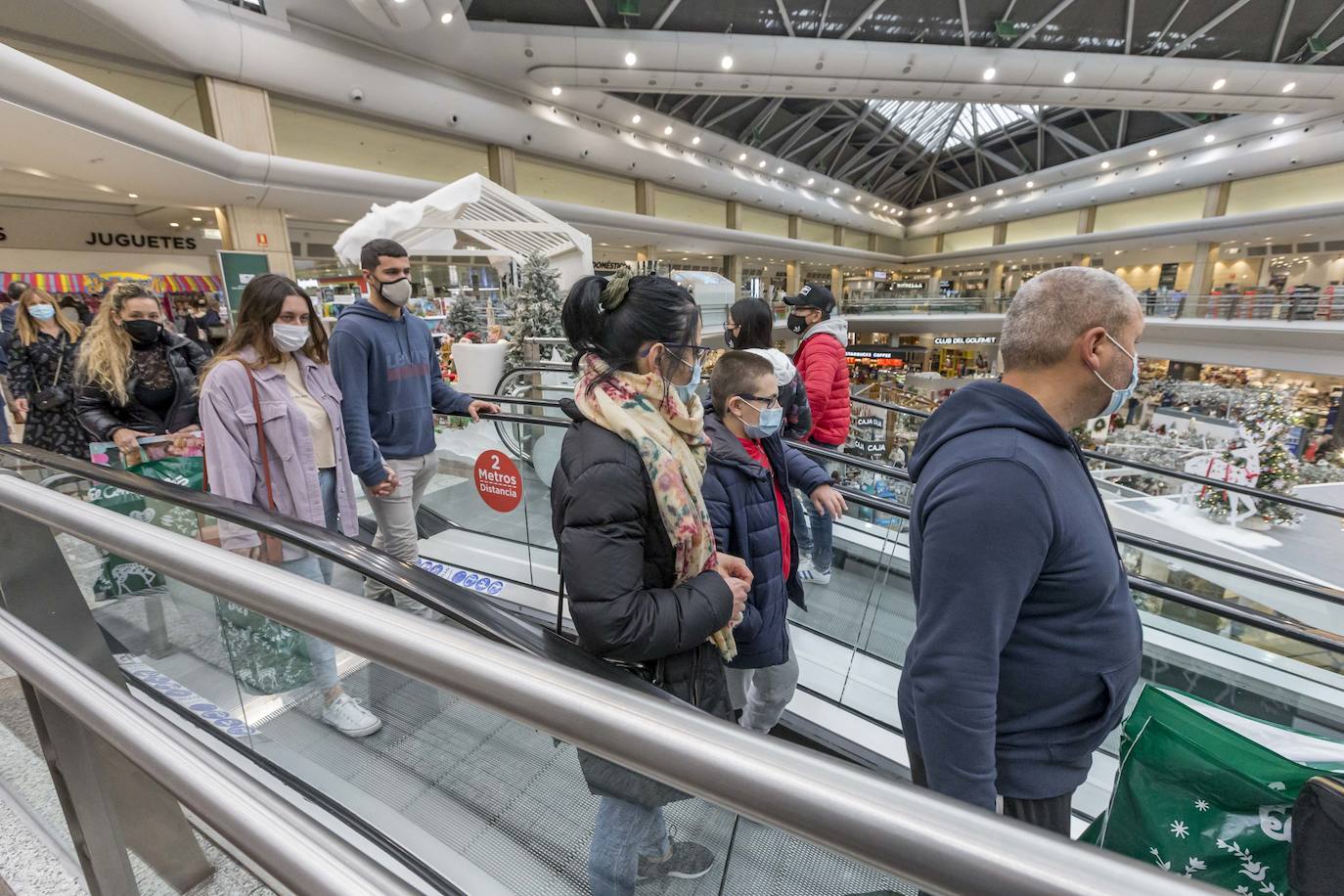Los centros comerciales Valle Real y El Corte Inglés han registrado este sábado una importante afluencia de público, en el primer fin de semana tras la apertura a la movilidad entre municipios y con la urgencia de muchos de ultimar las compras navideñas. Se han llegado a ver colas a las puertas de algunos establecimientos.