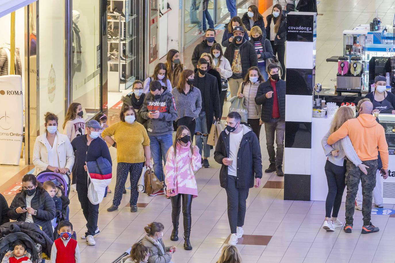 Los centros comerciales Valle Real y El Corte Inglés han registrado este sábado una importante afluencia de público, en el primer fin de semana tras la apertura a la movilidad entre municipios y con la urgencia de muchos de ultimar las compras navideñas. Se han llegado a ver colas a las puertas de algunos establecimientos.