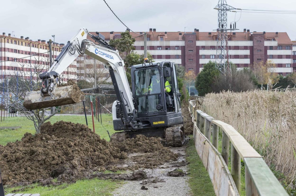 Operarios del Ayuntamiento arreglaron los desperfectos de las inundaciones y crearon un dique de contención. 