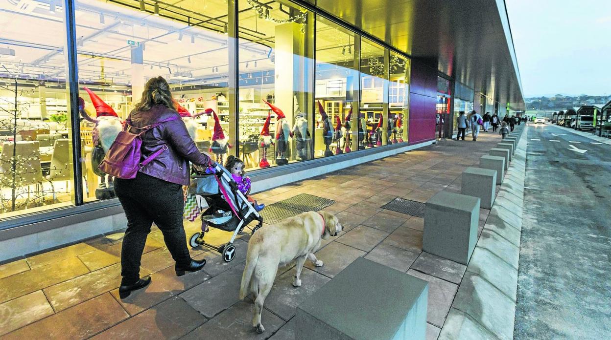 Una clienta camina junto al nuevo supermercado de Mercadona, la semana pasada, en el centro comercial Bahía Real, en Camargo. 