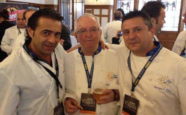 Con Euro-Toques. Nacho Basurto, Juan Mari Arzak y Kike Pérez, en el congreso de la asociación de cocineros Euro-Toques celebrado en Santander en 2014. 