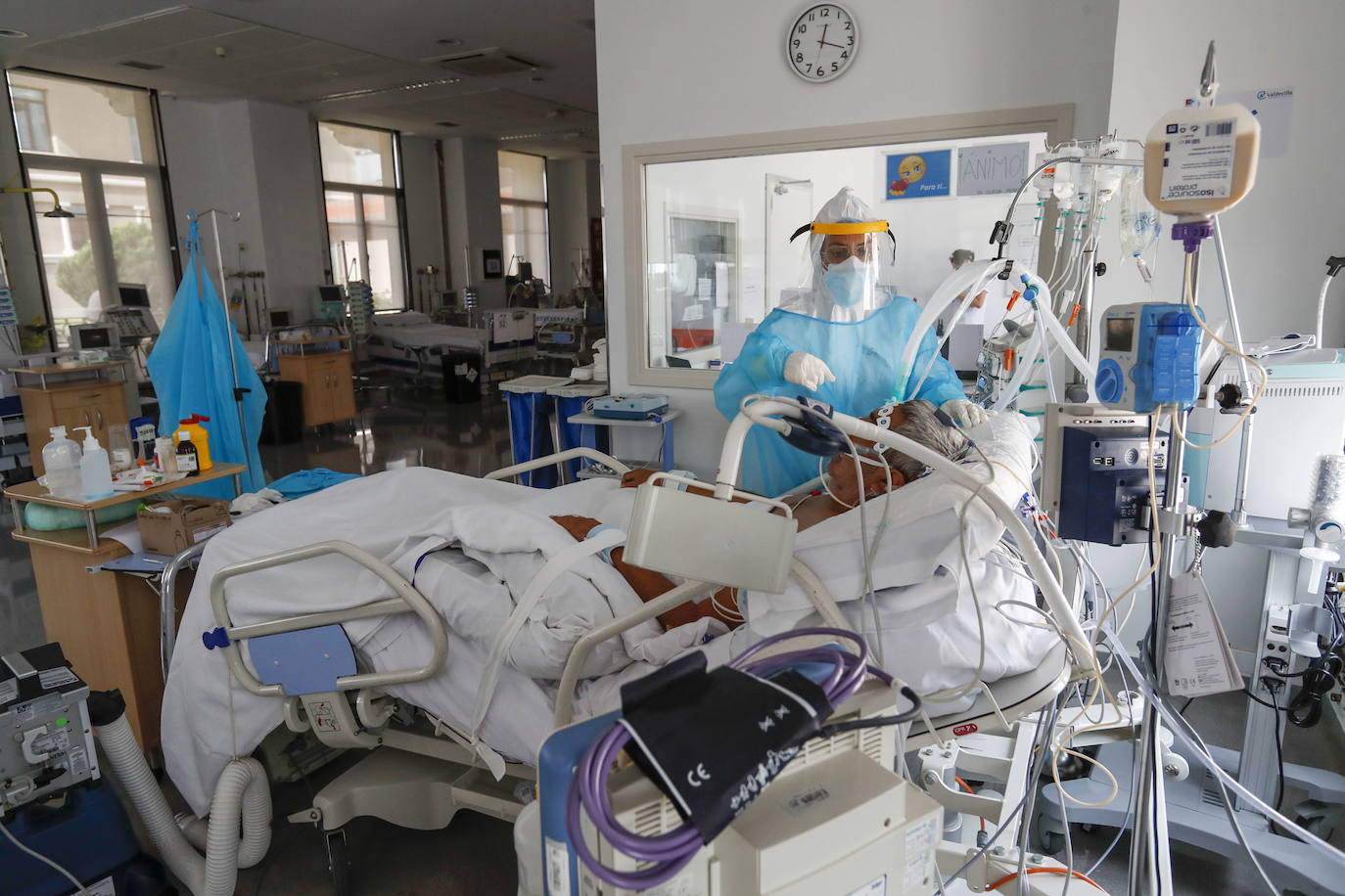 Estado de la UCI del Pabellón 15 del Hospital Marqués de Valdecilla, donde se atendía a los pacientes críticos del Covid-19.