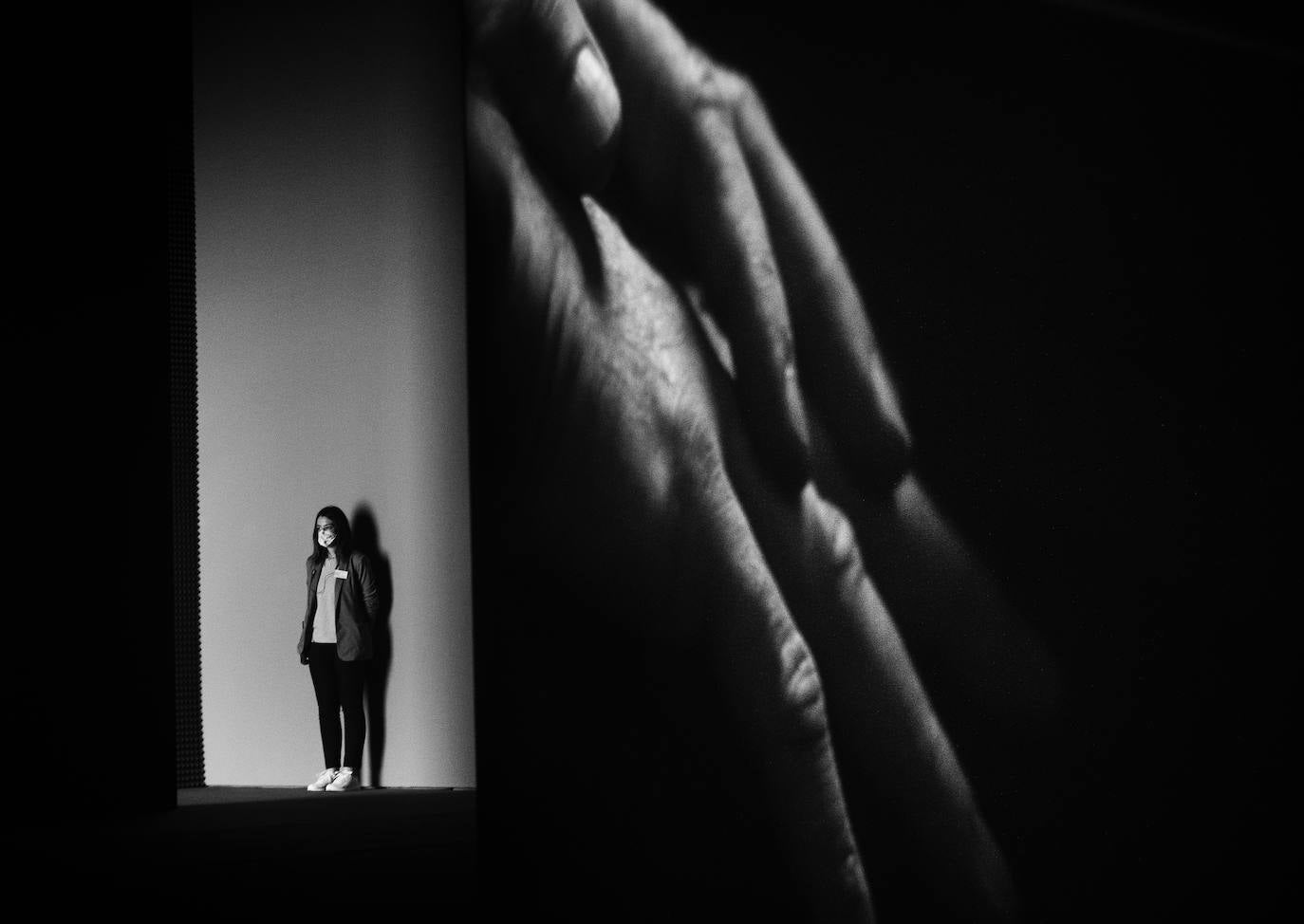 Una vigilante en la sala que exponía la obra del albanés Anri Sala en el Centro Botín. En abril se convirtió en el primer centro de arte de Europa en reabrir sus puertas.