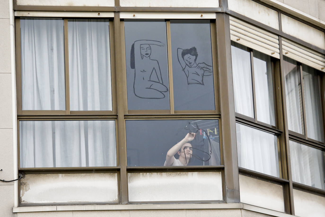 El confinamiento propició todo tipo de actividades desde ventanas, balcones y miradores. Un sucesión de mensajes, canciones, carteles, dibujos... 