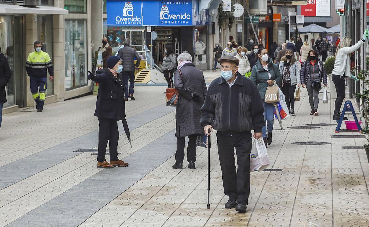 Vecinos de Torrelavega pasean por el centro.