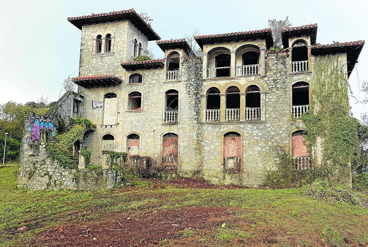 En los pasados días se han iniciado los trabajos de limpieza del entorno del singular edificio que se va a rehabilitar. 