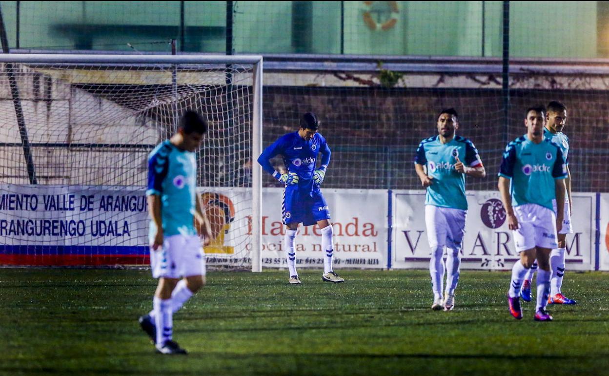 Una peligrosa alfombra verde y sintética para el regreso del Racing a la competición