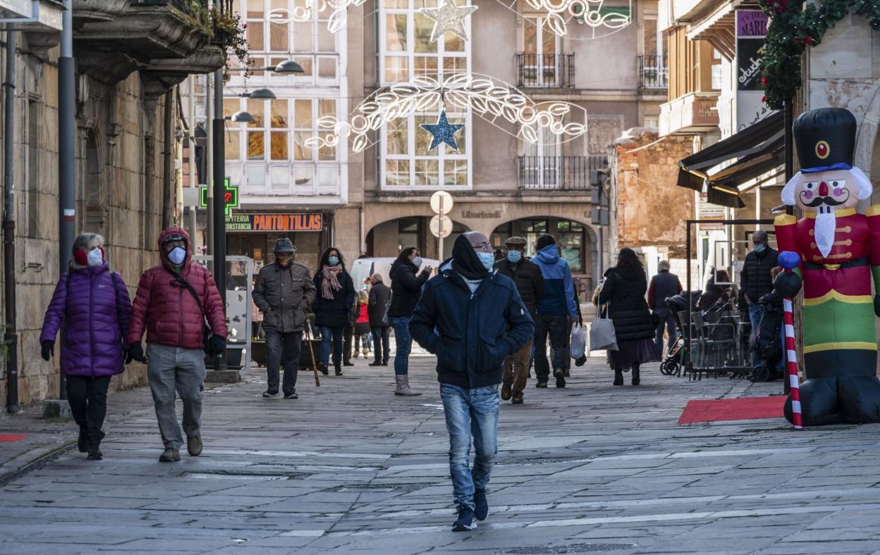 Reinosa. Varios vecinos transitan por la calle Mayor, en el centro de la capital campurriana. 