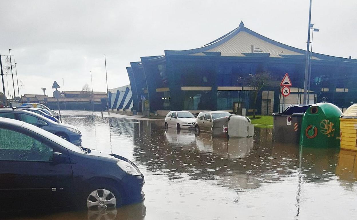 Una imagen del entorno de las piscinas de Cros, en Maliaño, inundado tras el temporal de la semana pasada