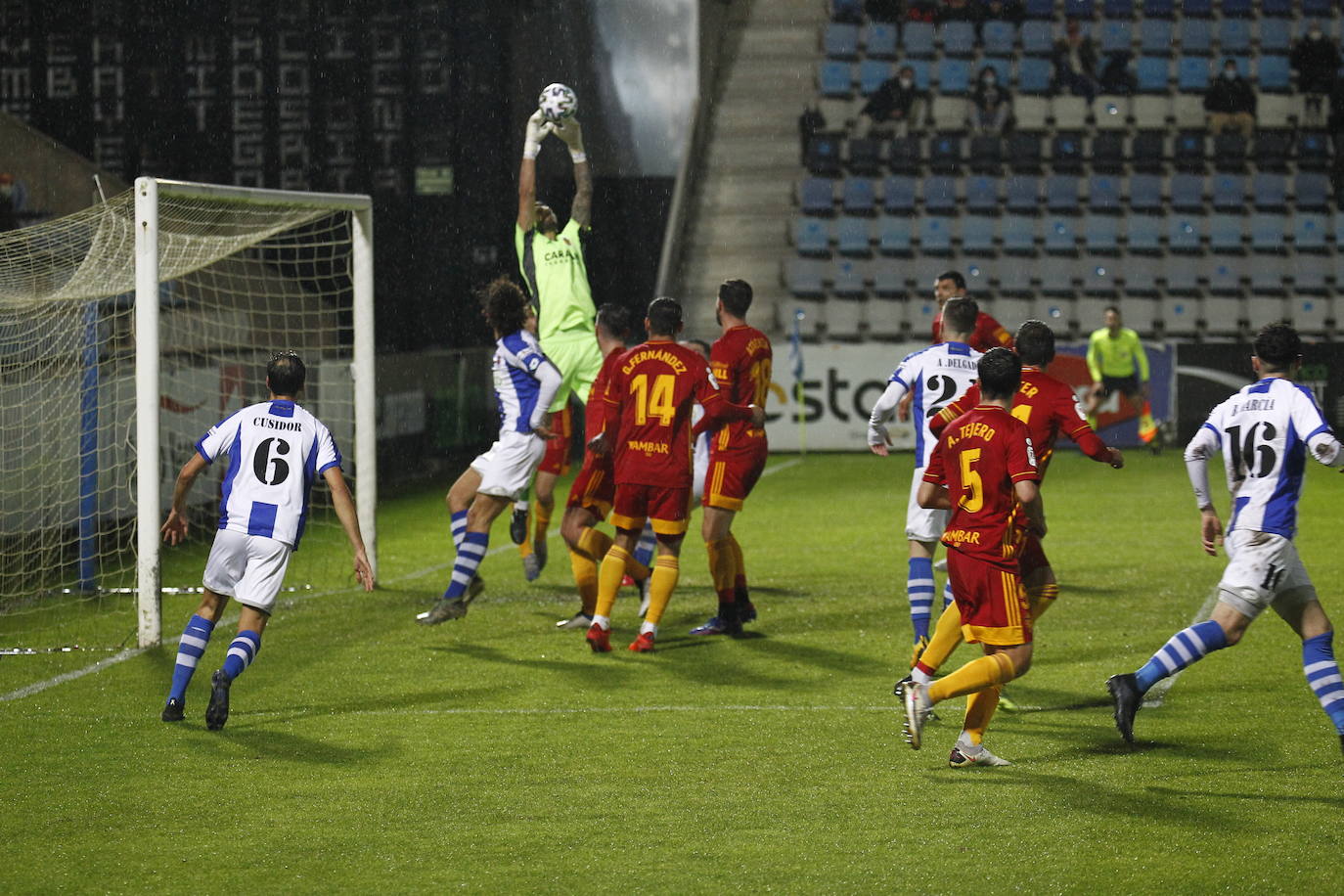 La Gimnástica perdió ante el Zaragoza en un partido en el que el público volvió al Malecón