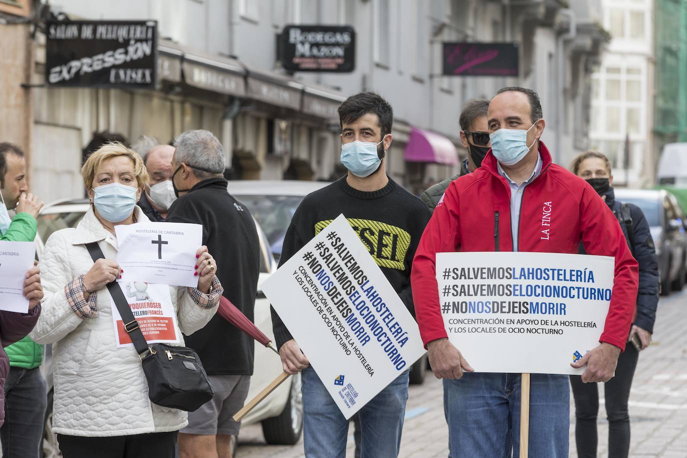 Decenas de hosteleros han protagonizado esta mañana una sonora protesta en Peña Herbosa frente a la sede del Gobierno de Cantabria. Mientras dentro del edificio se anunciaba que se prohibirá la apertura del interior de los locales durante toda la Navidad, fuera los damnificados escenificaban su funeral, con ataúdes y sogas al cuello.