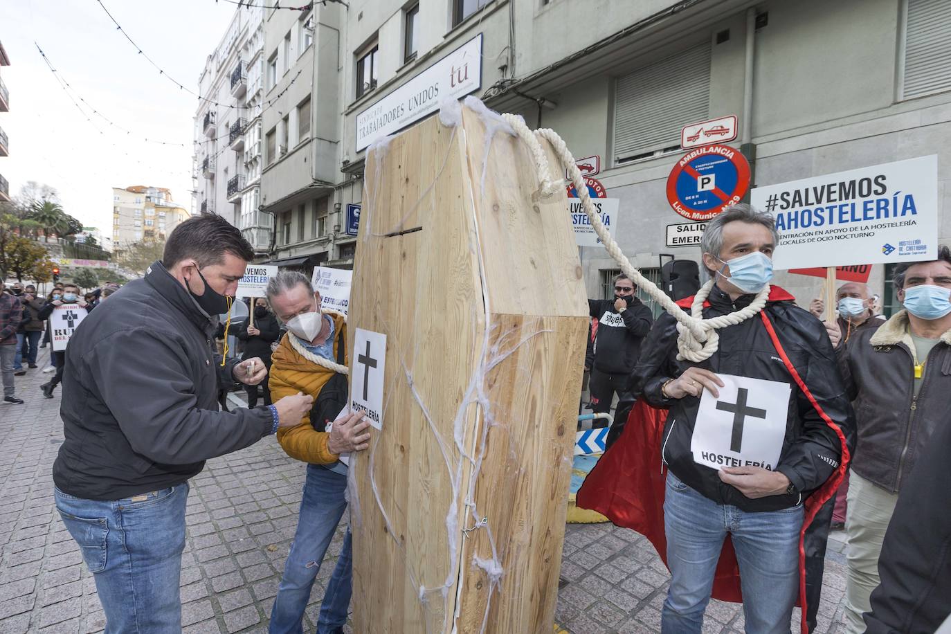 Decenas de hosteleros han protagonizado esta mañana una sonora protesta en Peña Herbosa frente a la sede del Gobierno de Cantabria. Mientras dentro del edificio se anunciaba que se prohibirá la apertura del interior de los locales durante toda la Navidad, fuera los damnificados escenificaban su funeral, con ataúdes y sogas al cuello.