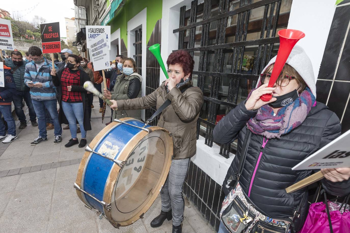 Decenas de hosteleros han protagonizado esta mañana una sonora protesta en Peña Herbosa frente a la sede del Gobierno de Cantabria. Mientras dentro del edificio se anunciaba que se prohibirá la apertura del interior de los locales durante toda la Navidad, fuera los damnificados escenificaban su funeral, con ataúdes y sogas al cuello.