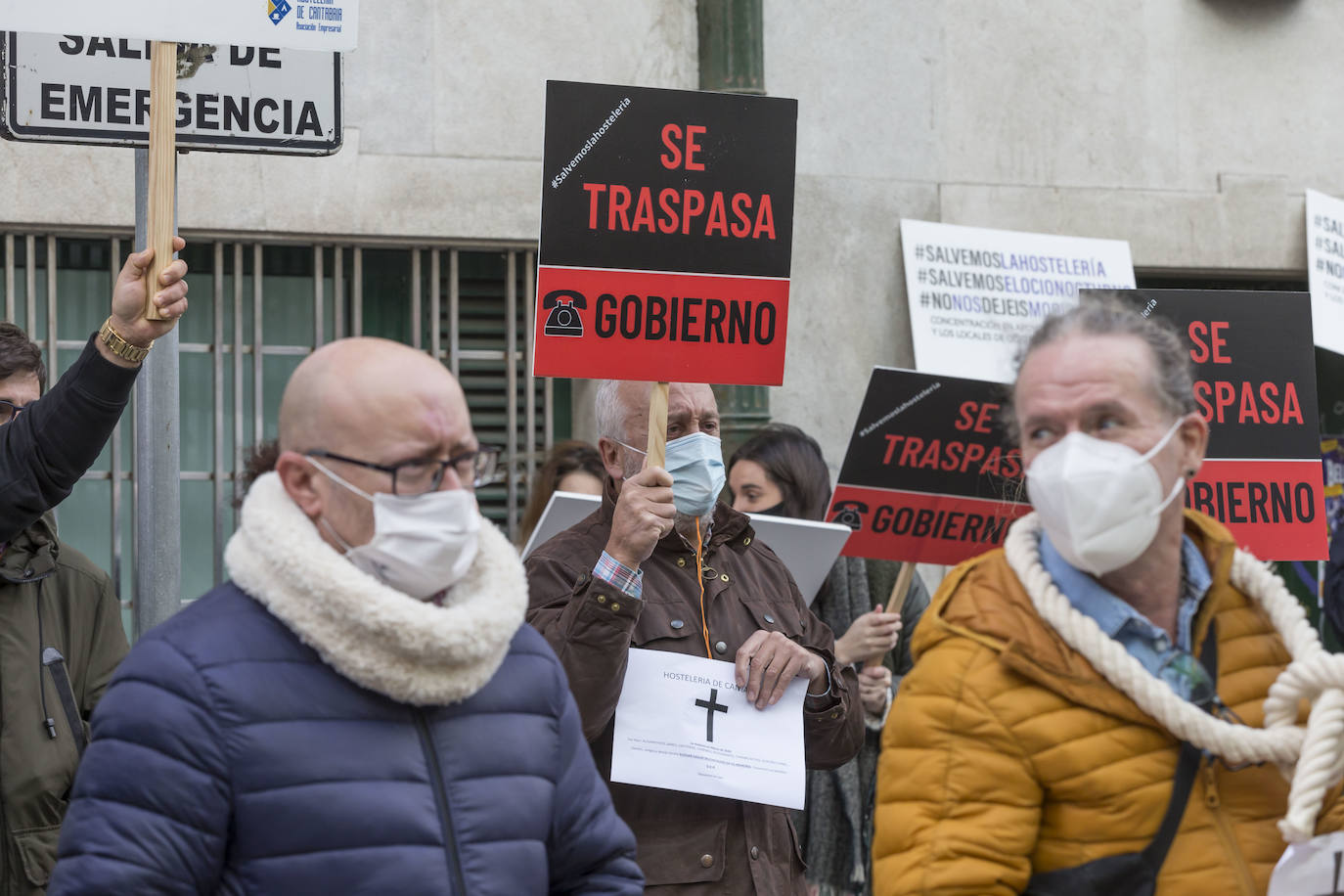 Decenas de hosteleros han protagonizado esta mañana una sonora protesta en Peña Herbosa frente a la sede del Gobierno de Cantabria. Mientras dentro del edificio se anunciaba que se prohibirá la apertura del interior de los locales durante toda la Navidad, fuera los damnificados escenificaban su funeral, con ataúdes y sogas al cuello.