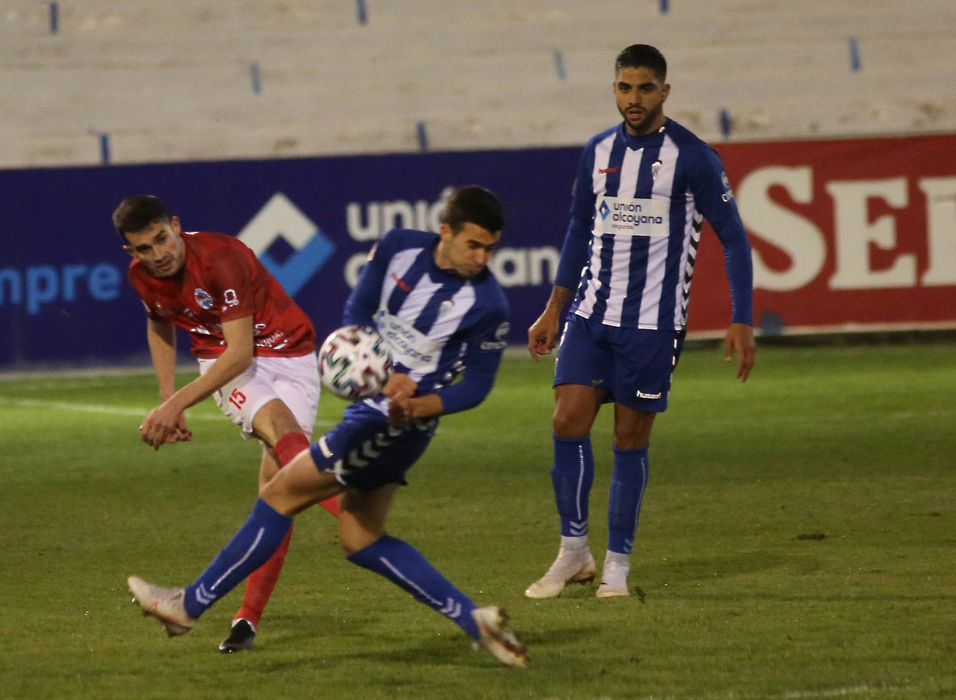 El Laredo se despidió del sueño de la Copa del Rey tras caer por 4-1 ante el Alcoyano en la eliminatoria de primera ronda, disputada en el estadio de El Collao