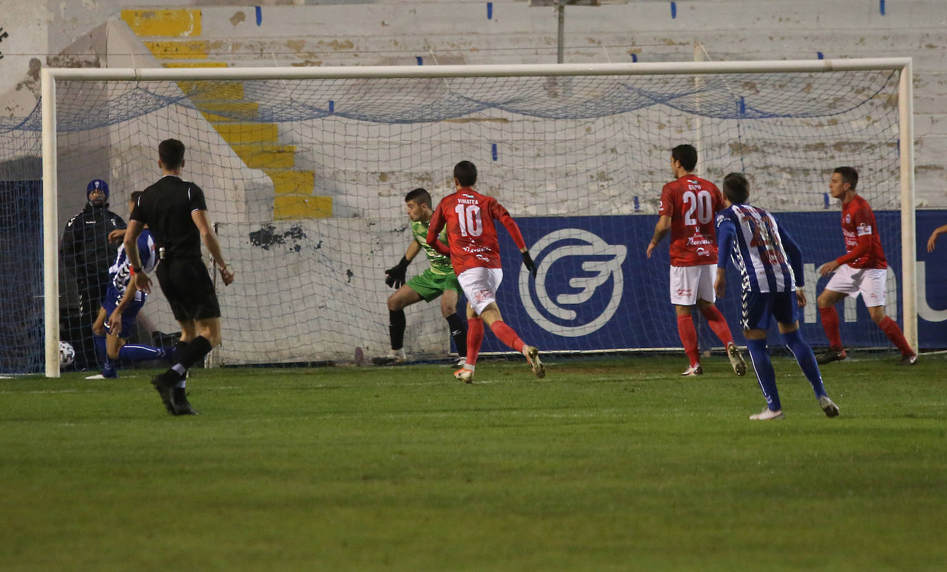 El Laredo se despidió del sueño de la Copa del Rey tras caer por 4-1 ante el Alcoyano en la eliminatoria de primera ronda, disputada en el estadio de El Collao