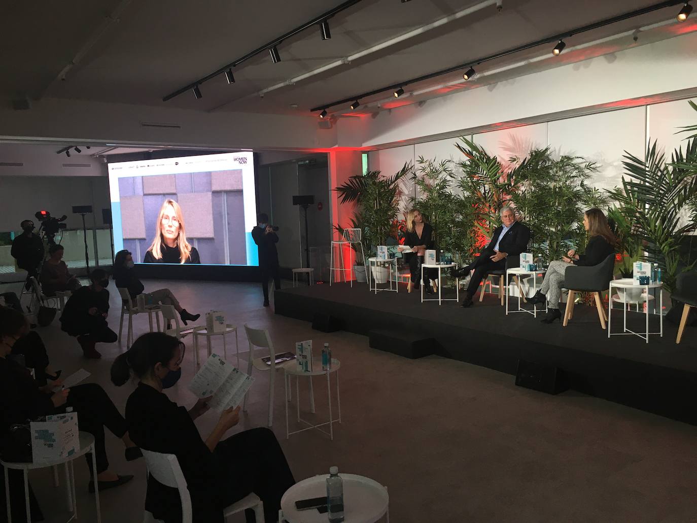 Enrique Valero, Director general de Abadía Retuerta LeDomaine; Silvia Roldán, Consejera Delegada de Metro de Madrid; y Vanesa Lorenzo, Modelo y autora del libro ‘Crecer juntos’ han participado en el coloquio Nuevas experiencias en un nuevo mundo