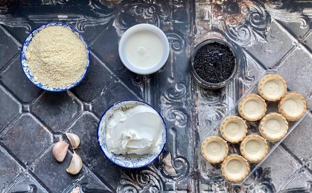 Ingredientes para los Bocaditos de crema, almendra y caviar.