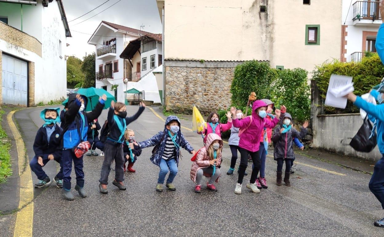 Uno de los grupos durante una actividad al aire libre.