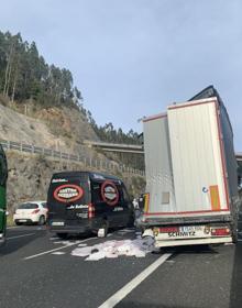 Imagen secundaria 2 - Un choque entre dos camiones en Los Corrales atasca la A-67 en sentido Santander