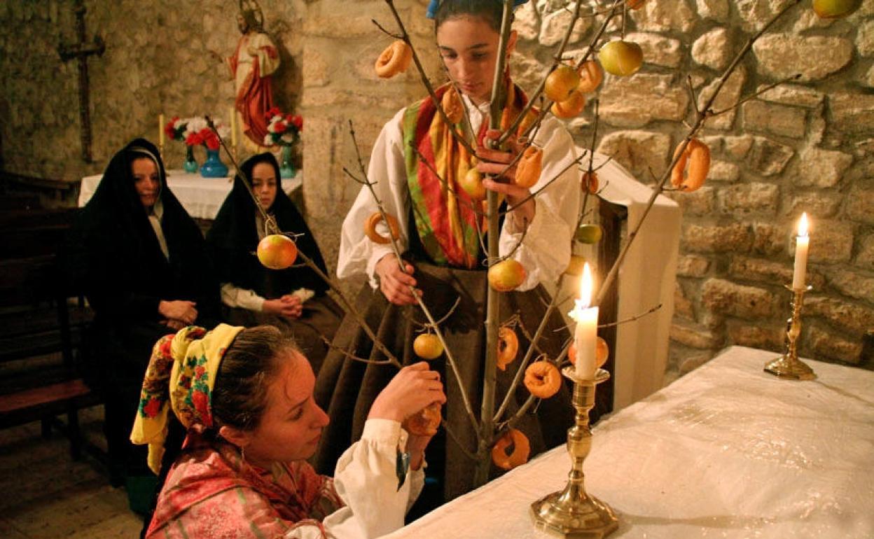 Fotografía titulada «Preparando el ramo». Primer premio en el concurso de fotografía Eusebio Bustamante del año 2007.