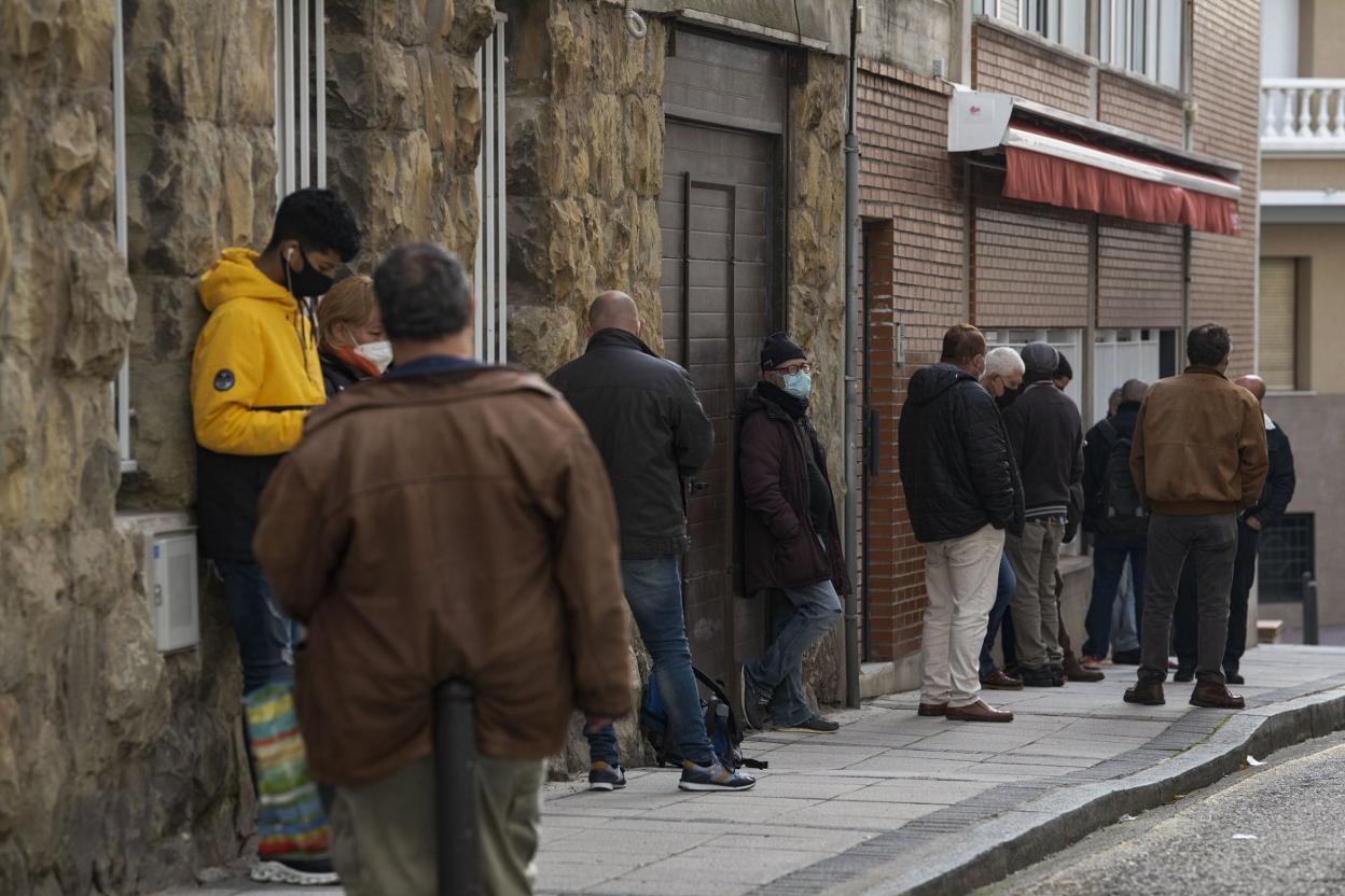 Un grupo de personas aguarda la cola del 'programa comedor', en Santander. María gil lastra