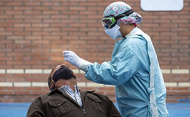 Cantabria encadena su quinto día de contagios a la baja pero suma otras dos víctimas por covid