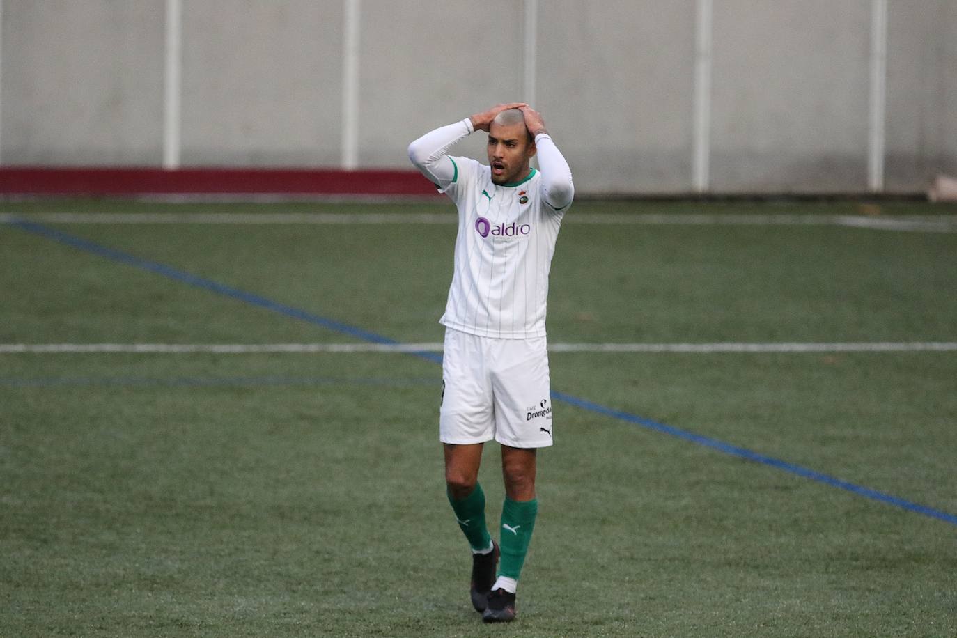 Partido demasiado irregular del Racing. Mala primera parte, en la que pudo marcar gracias a Balboa y en la que el Arenas se adelantó en el marcador con un gol de Leandro de penalti. Los cántabros salieron en tromba tras el descanso y logró la igualada con un cabezazo de Mantilla. 