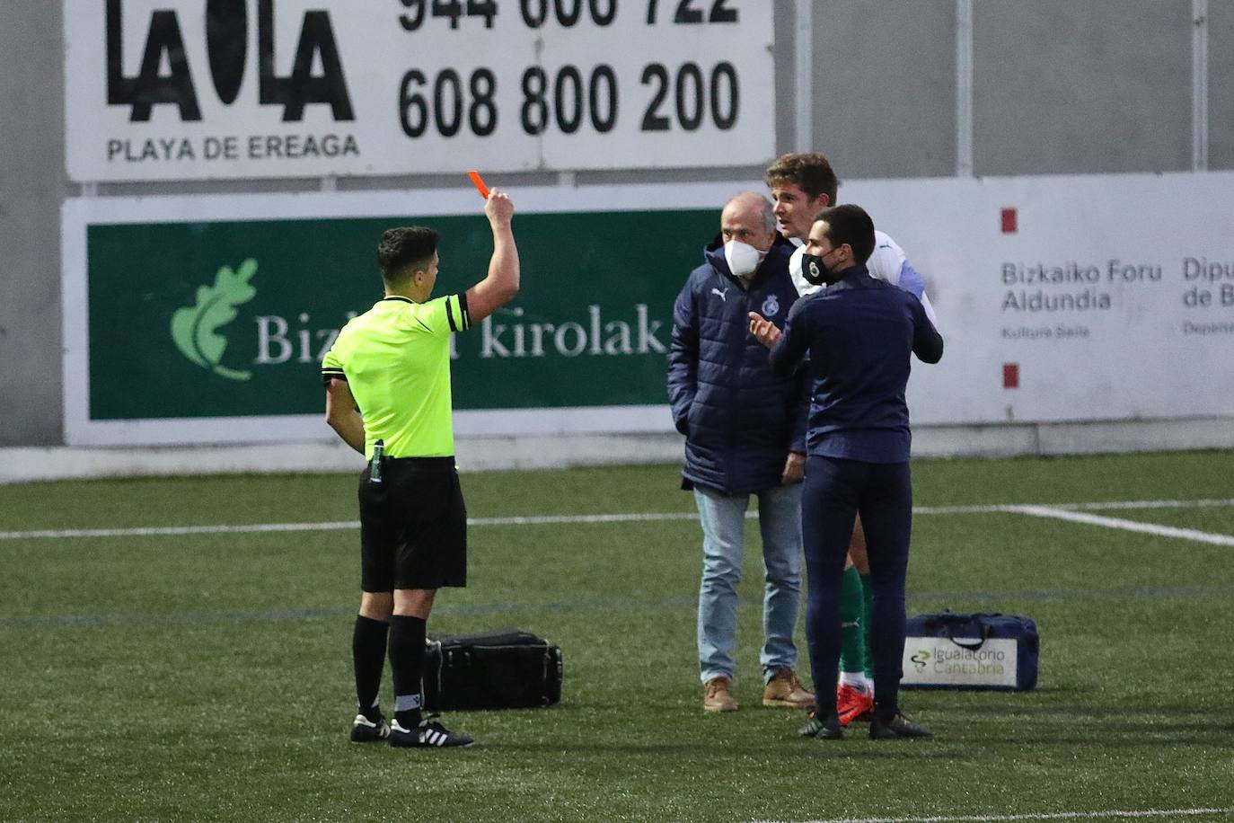 Partido demasiado irregular del Racing. Mala primera parte, en la que pudo marcar gracias a Balboa y en la que el Arenas se adelantó en el marcador con un gol de Leandro de penalti. Los cántabros salieron en tromba tras el descanso y logró la igualada con un cabezazo de Mantilla. 