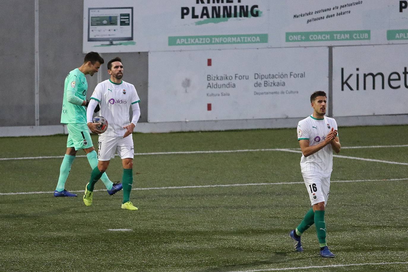 Partido demasiado irregular del Racing. Mala primera parte, en la que pudo marcar gracias a Balboa y en la que el Arenas se adelantó en el marcador con un gol de Leandro de penalti. Los cántabros salieron en tromba tras el descanso y logró la igualada con un cabezazo de Mantilla. 