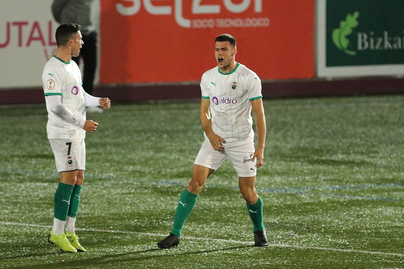 Partido demasiado irregular del Racing. Mala primera parte, en la que pudo marcar gracias a Balboa y en la que el Arenas se adelantó en el marcador con un gol de Leandro de penalti. Los cántabros salieron en tromba tras el descanso y logró la igualada con un cabezazo de Mantilla. 